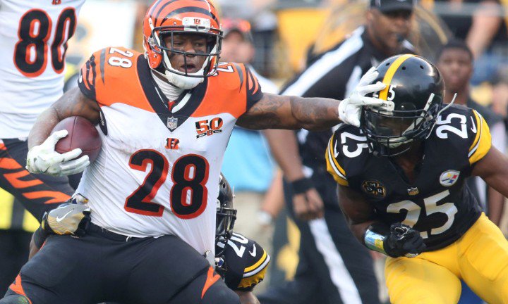FullTimeFantasy's tweet photo. With the 2.09 pick in the #FSTA18 Experts draft, @ScoutFantasy selects RB Joe Mixon.

McCaffrey was already off the board. 
Evans was the best WR.

"14 team leagues, we're locking in our RB2. We're not messing around people. We're here to win." 

#FantasyFootball https://t.co/DRGni3DlzQ