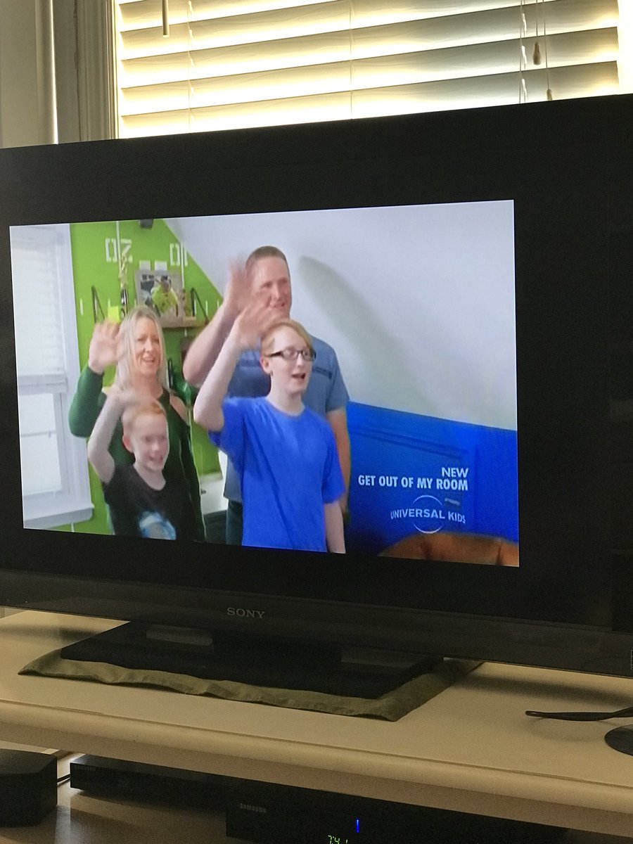 MrsDeJoy's tweet photo. Great job to the Kowalskis! Gavin, I’m expecting an autograph tomorrow. @OaksSchool3 #classroomcelebrity #getoutofmyroom https://t.co/olKmbkpQu4