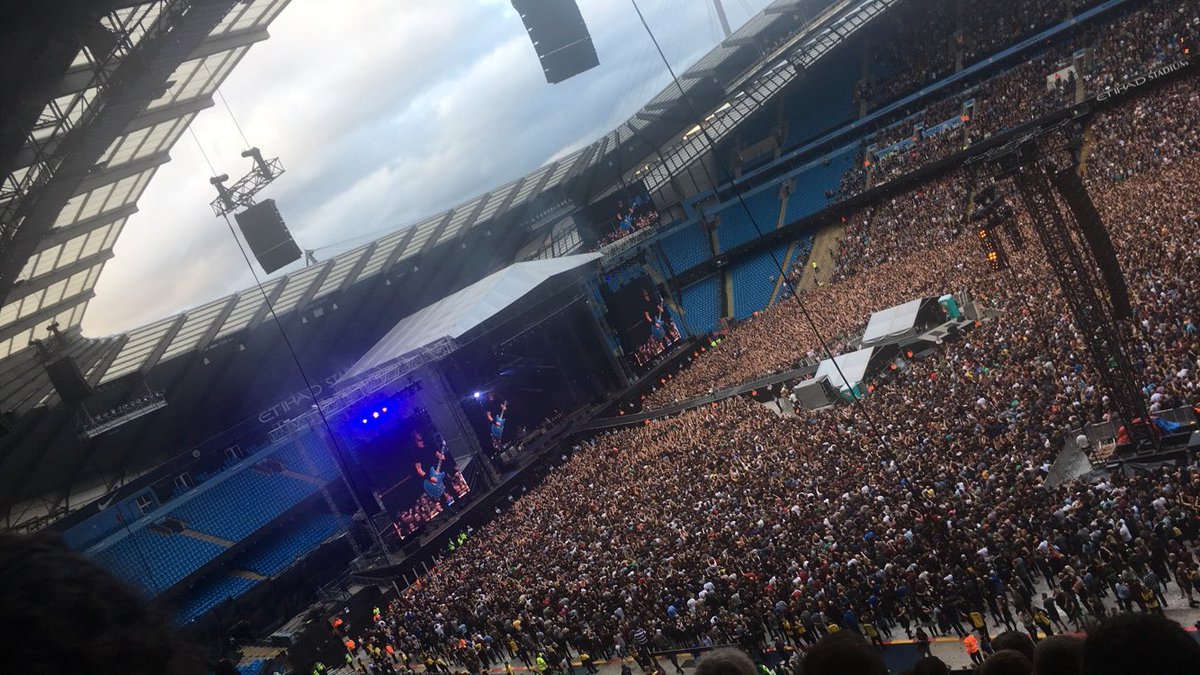 CraigRobo76's tweet photo. Amazing performance from the Foo Fighters. What an experience #FooFightersEtihad #ConcreteandGold #Manchester https://t.co/2PCROw01f4