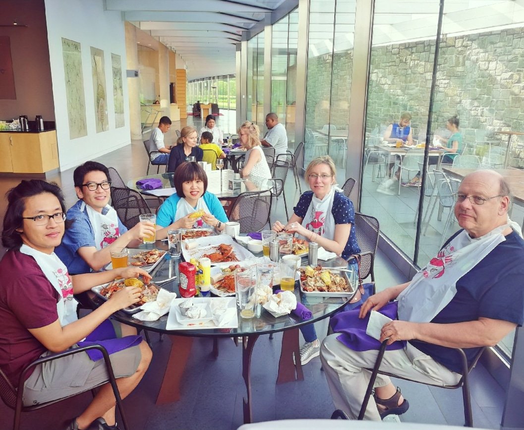 🦀 for @uBun7, Carolina, Dong-Woo, Yang and @SingRb, veggie burger for me. #janelia #singerlab