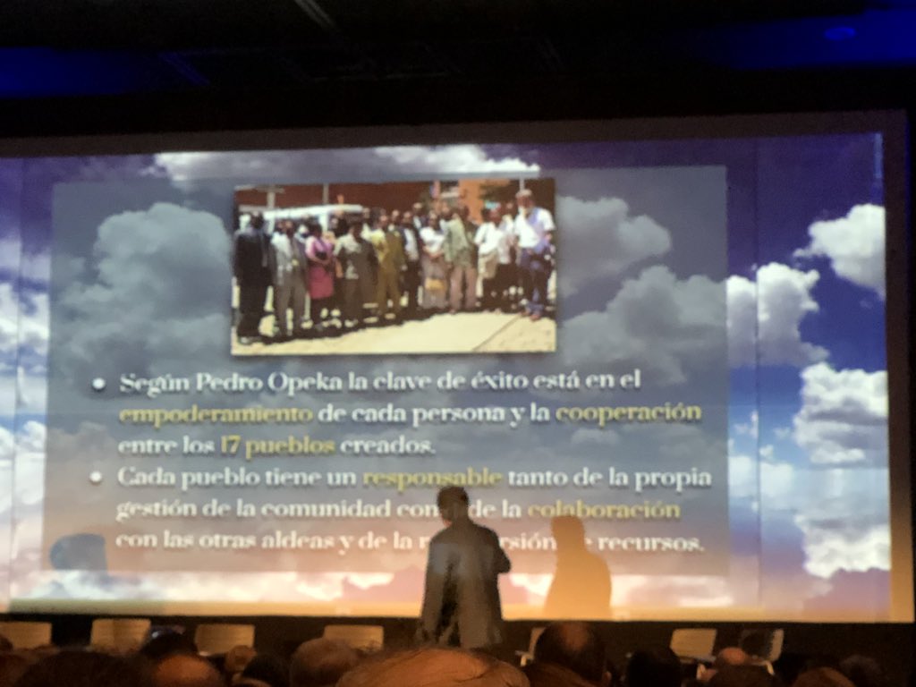 mjcupido's tweet photo. Graciass #IIAfterWorkAPDSevilla . Emocionada escuchando al inspirador @alexroviracelma , historias increíbles “El verdadero valor de las personas “. https://t.co/7yugRvzd9B