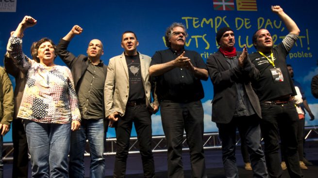 GDRCatalunya's tweet photo. No olvidaremos nunca a las víctimas. Tampoco olvidaremos estas fotos. O con las víctimas o con los asesinos. https://t.co/O6c1OFFJ33
