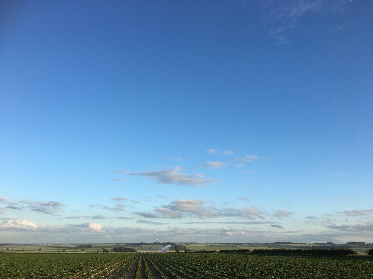 JSScholes1's tweet photo. It may be 24/7 and 7 days a week and it may do my nut in some times, but on a night like this night.... thereβs worse jobs! #yorkshirewolds #pots18 #irrigation #bigskies #perfectlystill https://t.co/79iSfweDuO