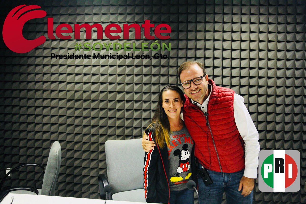 Clementev's tweet photo. Estoy en Blue Fm con @irisbanuelos Oficial, coincidimos en lo grande que es León y todo lo bueno que merece. https://t.co/G7cklDMRPV
#León #clementepresidente #bienyalaprimera #soydeleon #bonitoleon #leongto https://t.co/vJwiJPASFU