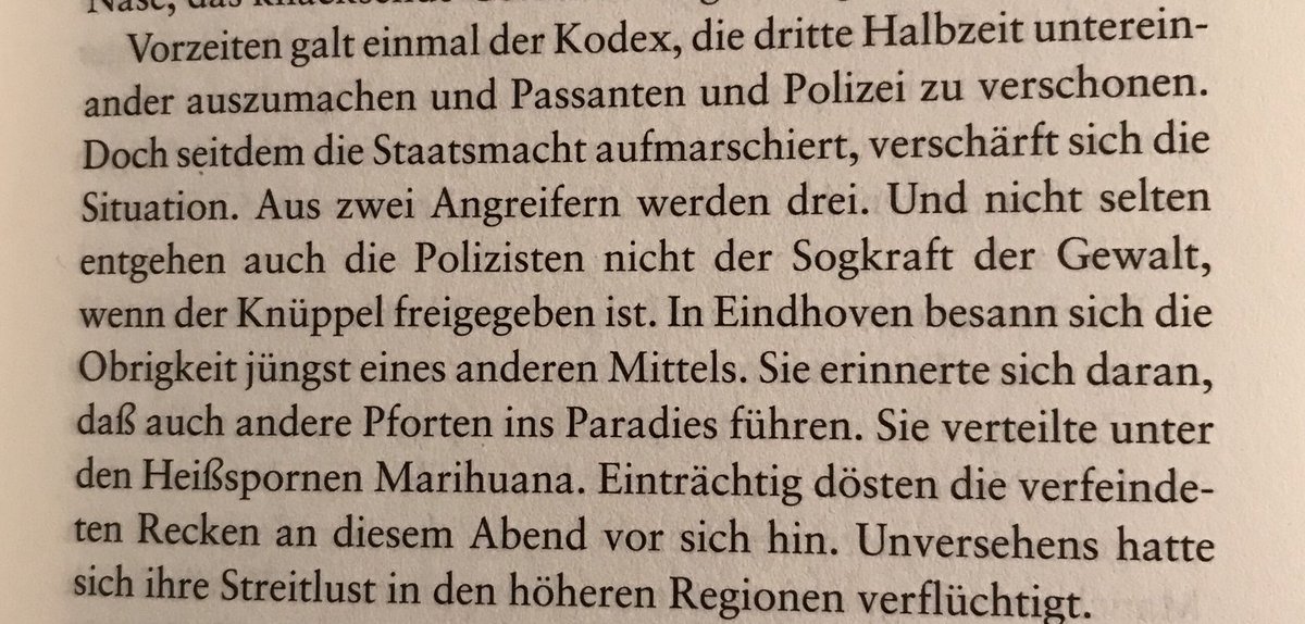 FelixMSteiner's tweet photo. Wolfgang #Sofsky dokumentiert in seinem Buch eine sehr eindrückliches Mittel gegen #Hooligan-#Gewalt, welches die #Polizei in #Eindhoven angewendet haben soll: Bekiffte Hools prügeln sich nicht... #WM18 https://t.co/g145WSPziE