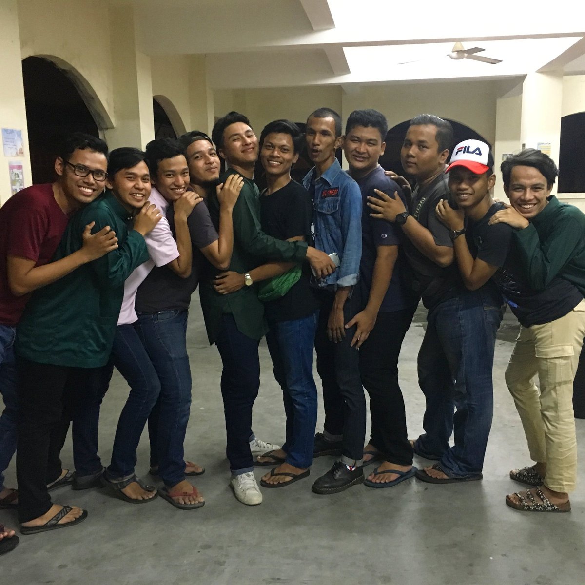 Betulke perempuan posing macamni bila ambil gambar?