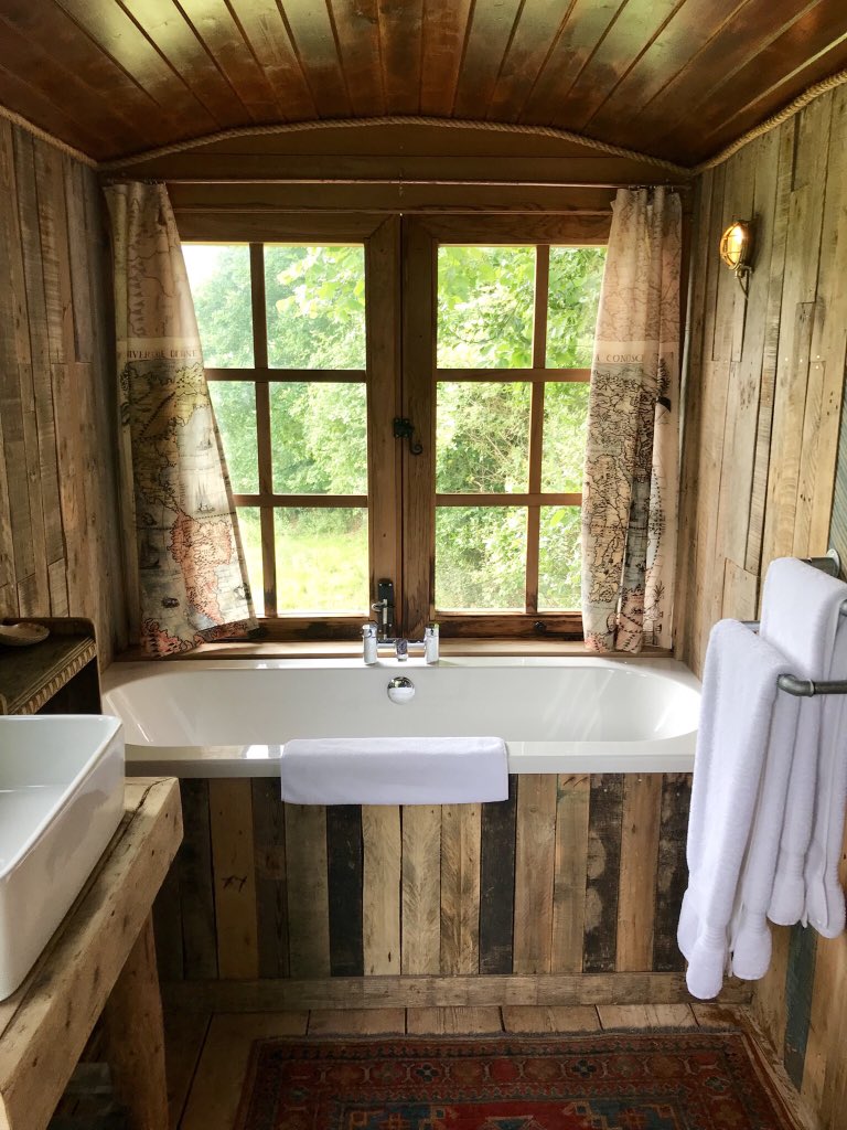 scrapbooks365's tweet photo. A bath of dreams! What a view! I enjoyed a relaxing bubble bath whilst admiring the views of the Devon countryside. I had an amazing stay at The Wood Life - such a cool and unique glamping experience! #thewoodlife #devonglamping #bathviews #blogadventure #scrapbookadventures365 https://t.co/YuyE2I63Mx