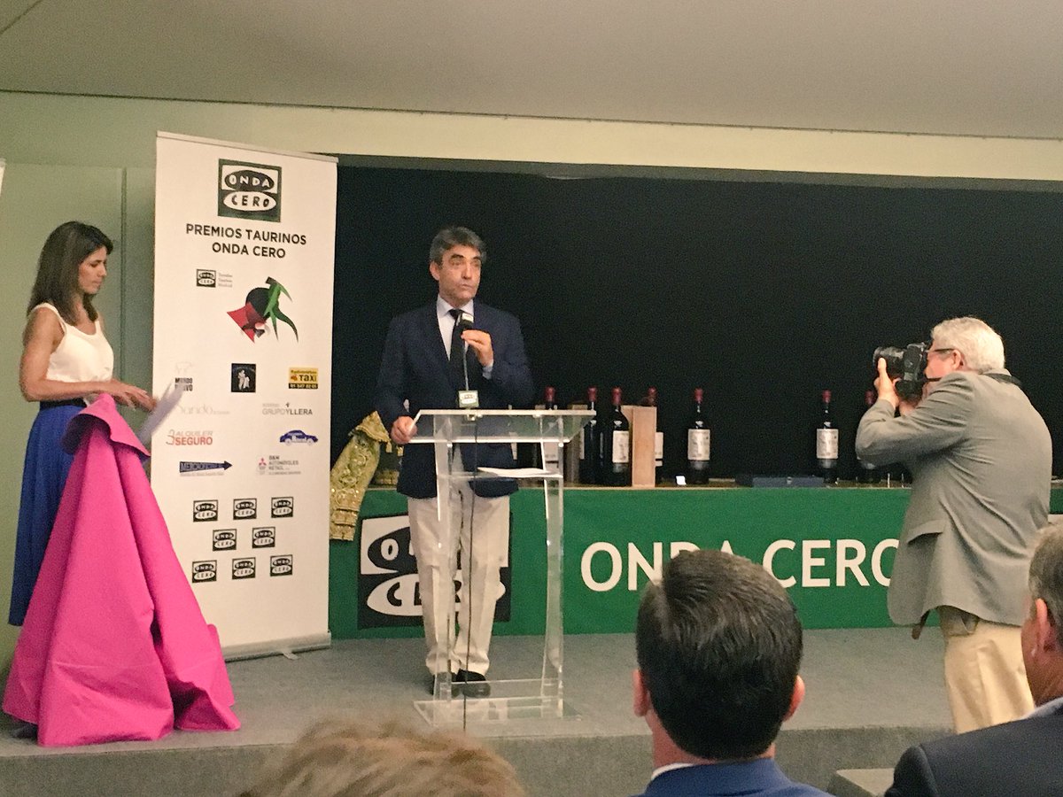 ChapuApaolaza's tweet photo. El presdiente de la @ftorodelidia Victorino Martín ha recogido el premio extraordinario de los galardones de @OndaCero_es a la Feria de San Isidro  “Es necesario que cada uno defienda la fiesta de los toros, nuestro patrimonio y nuestros principios” https://t.co/IqwaG1faln