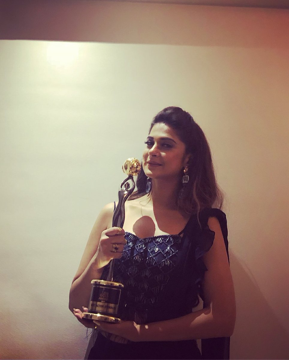 Jenwinget__fc's tweet photo. She didn't forget to give credits to everybody and stressed on collective effort..🙌❤️ @jenwinget

The first picture has my heart 💘 

Congo again my 💓

#GoldAwards2018
#Bepannaah https://t.co/DaJwCFeRt6
