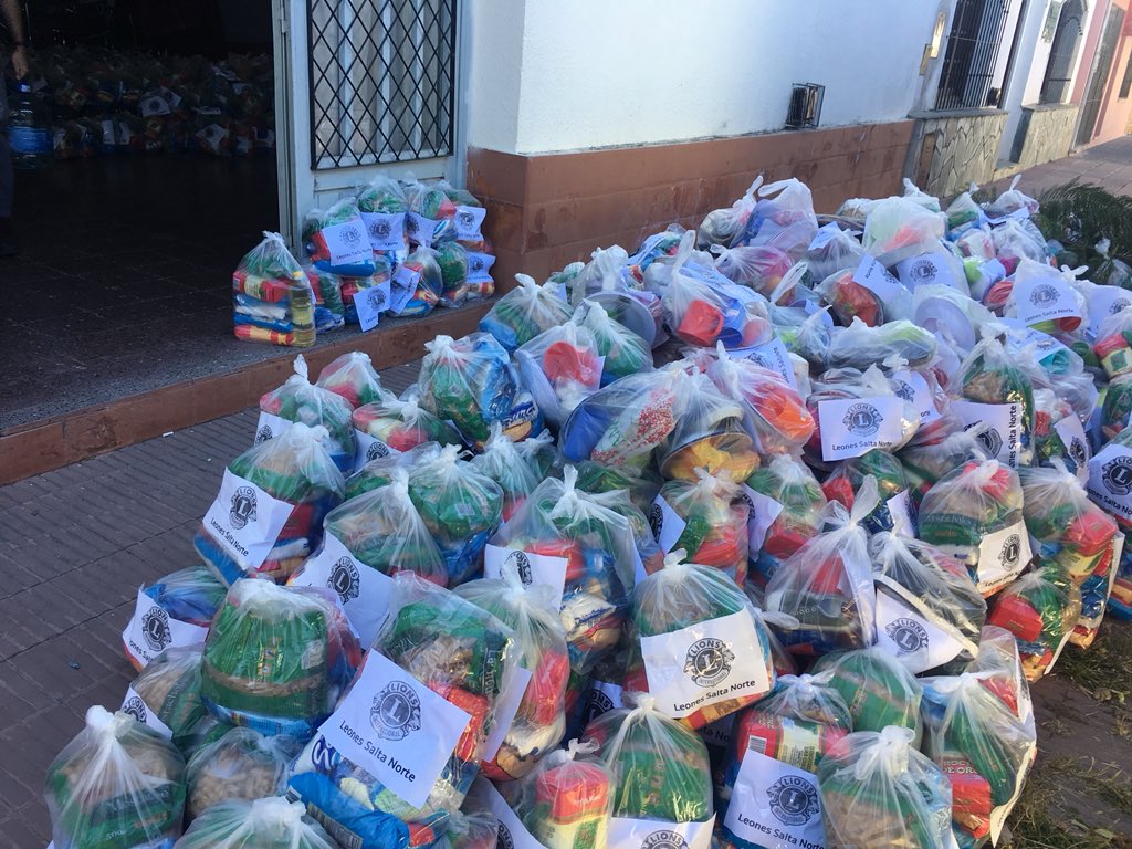 Leones_salta's tweet photo. #Ahora estaremos cargando las donaciones para Santa Victoria Este: 700 bolsones de mercadería, 350 frazadas, 500 bidones de agua mineral, 50 bid.lavandina, 50 bid.detergente, obtenidos gracias a @lionsclubs. Los esperamos en Manuela G de Todd 678 #Salta https://t.co/a1gpHe1fZM