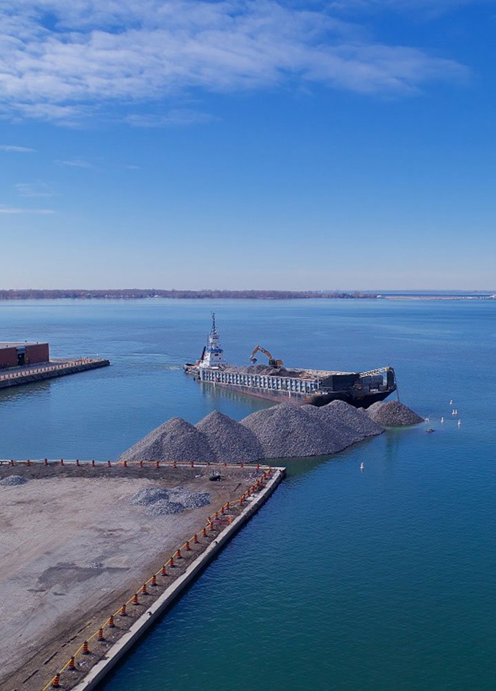 WaterfrontTO's tweet image. Construction in the Port Lands continues! Check out this amazing video to see the start of new land being formed at Essroc Quay. ow.ly/I6Yi30kpDdd