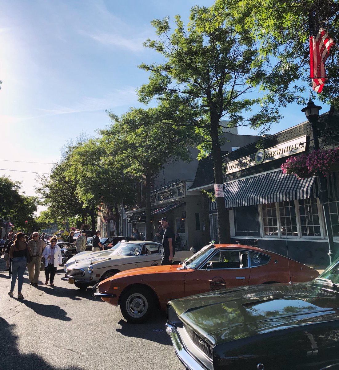 CRUISE NIGHT and it’s gorgeous out! Cruise with us and find the car show down Audrey Avenue, right in front of the brewery🏎🍻🚘 *NEW* Oyster Bay American Lager on tap #oysterbaybrewingco #oysterbay #cruisenight #carshow #lager #longisland #lievents #familyfun