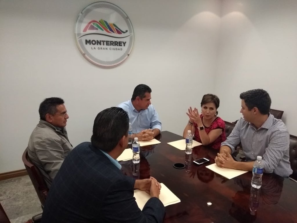 Rosario_Robles_'s tweet photo. Hoy en #Monterrey sostuve una reunión de trabajo con @GenaroGarciaMTY y el Pdte. Ejecutivo de @CorazonUrbanoAc, Armando Reza, para dar seguimiento a las acciones de rehabilitación de fachadas e infraestructura urbana en Col. San Bernabé, donde se pintaran más de 2,600 casas https://t.co/Fq2gbgRHdF