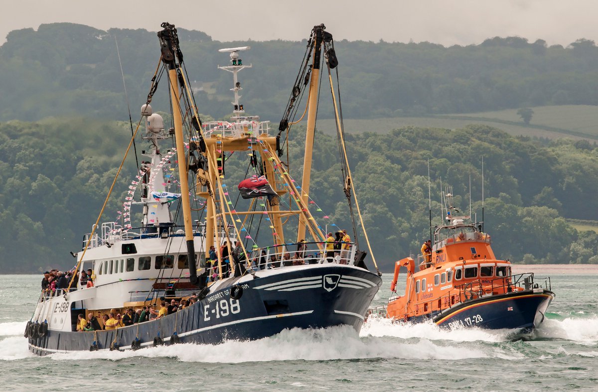 TrawlerImages's tweet image. E198 Margaret of Ladram with Torbay RNLI alongside