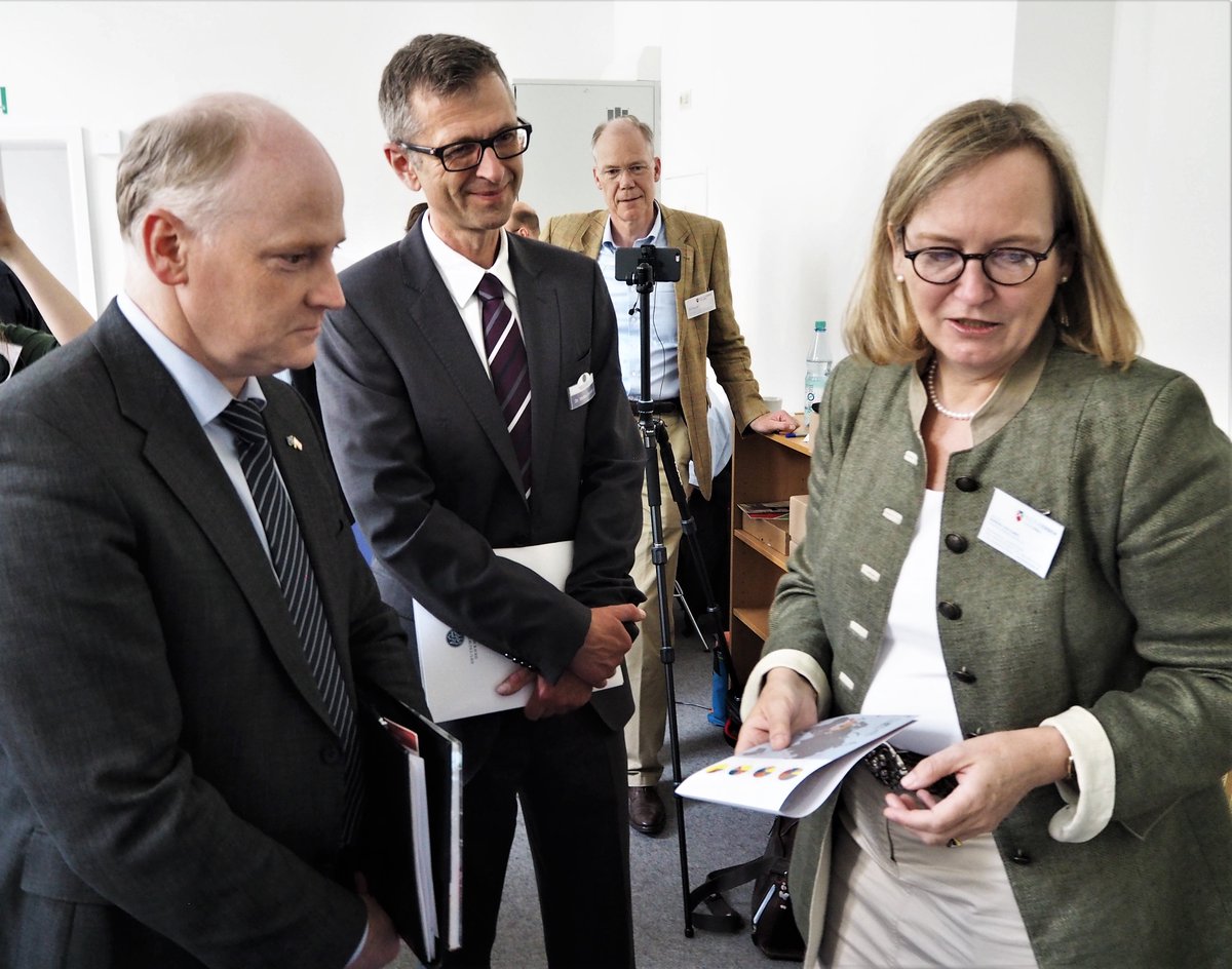 FFHistorians's tweet photo. Gerry Woop Berlin Staatssekretär für Europa @SenKultEu besucht den Stand der @kulturerben_sh und wird von Barbara v. Campe über deren Projekte und von Frank Drauschke über @Europeana1914 @transcribathon informiert. #sharingheritage @Europeanaeu #EuropeanHeritageSummit https://t.co/lXIimA9jpR