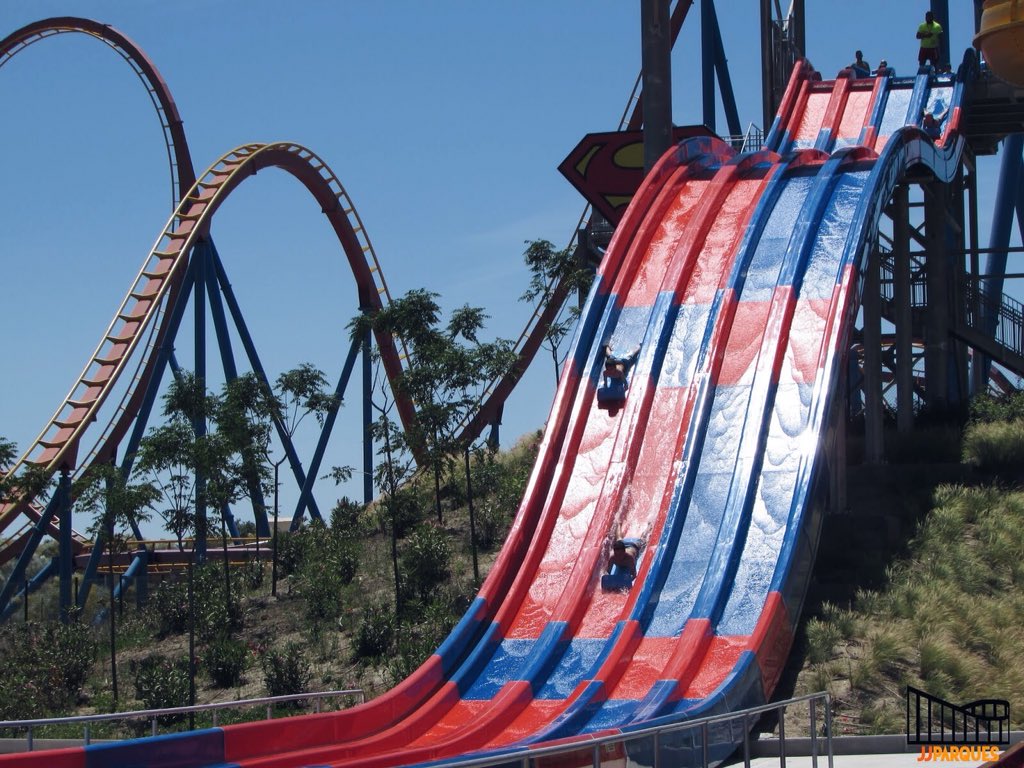 JJParques's tweet photo. Superman: El Primer Vuelo es una de los nuevos toboganes que podréis disfrutar en la ampliación de #PWBeach en @ParqueWarner! 🙌🏻
No te lo pierdas en nuestro nuevo:
- VIDEO: https://t.co/6hKgmF9Jri
- ENTRADA: https://t.co/AUvyUbz9iN https://t.co/Q9KDnGvpP0