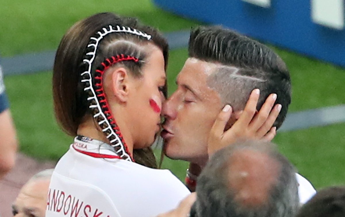 ELDEBATE's tweet photo. Conoce a la sensual esposa de #Lewandowski lo consoló después de perder
#PoloniavsSenegal #AnnaLewandowski
https://t.co/zSTZ8qZxpG https://t.co/TNUYulpPPg
