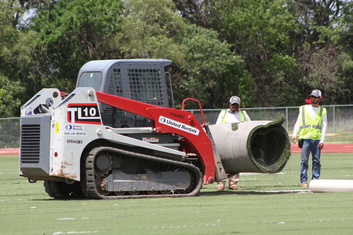 ThreshersSports's tweet photo. Goering Field is getting a much needed #FaceLift! Can't wait to see that new turf! #RollOn #RollTurf @hellasconstruct https://t.co/glnVyA9TlD