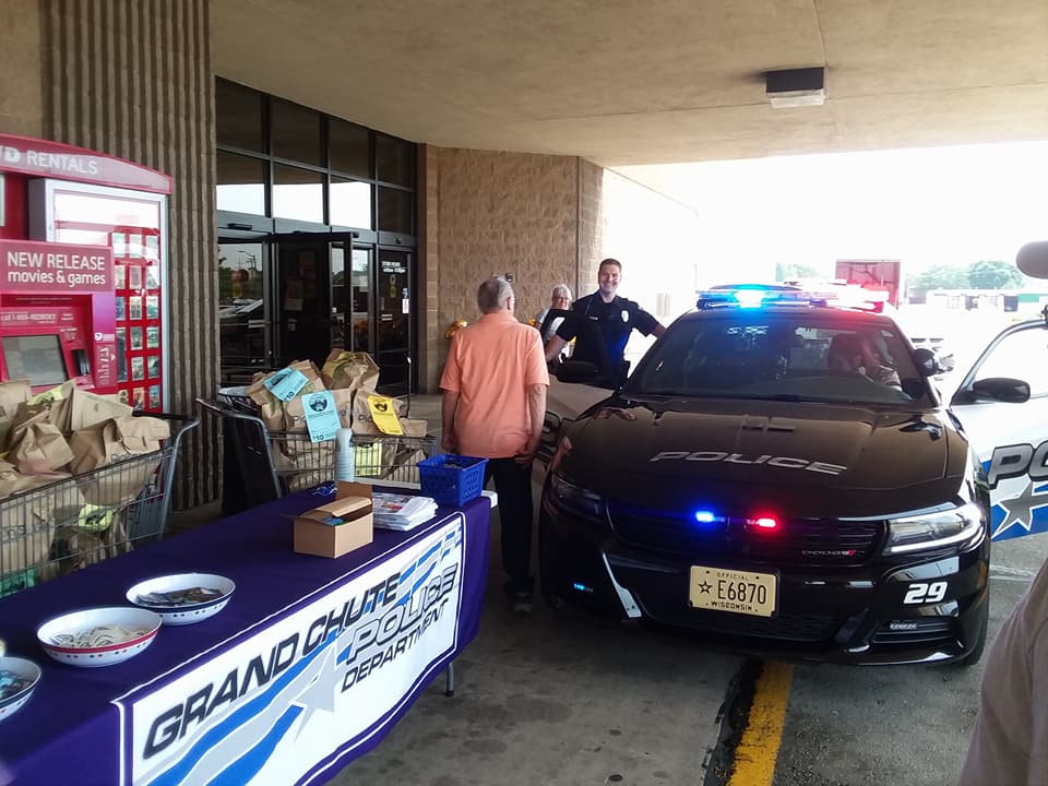 FoxCitiesSA's tweet image. We received over 2000 pounds of food from the Stuff the Squad Food Drive !!!! Thank you everyone who made this happen. @PicknSaveStores @GrandChutePD