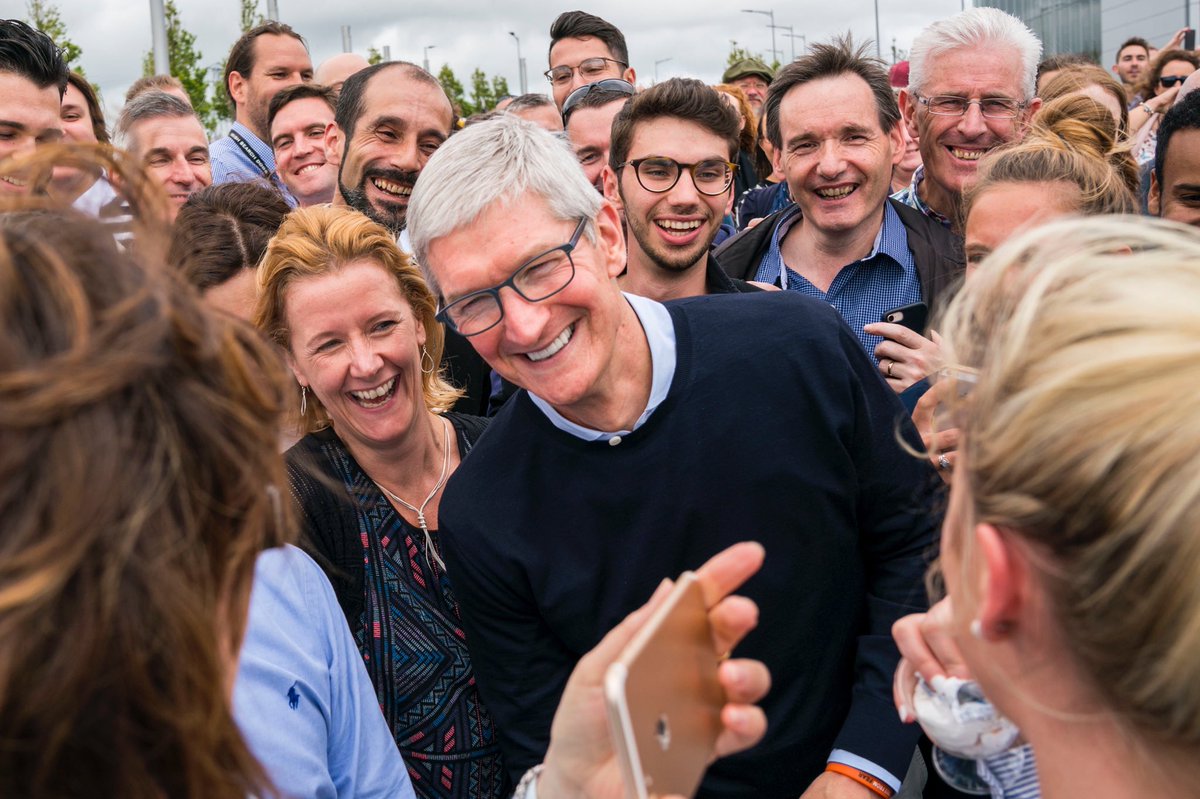 tim_cook's tweet image. Had a wonderful time back in Cork visiting our Apple family and friends. See you again soon! 🇮🇪