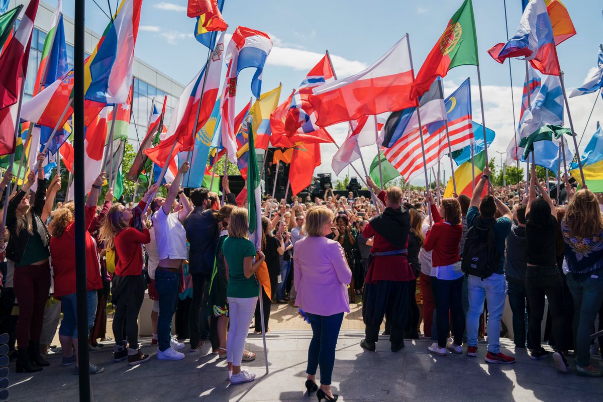 tim_cook's tweet image. Had a wonderful time back in Cork visiting our Apple family and friends. See you again soon! 🇮🇪