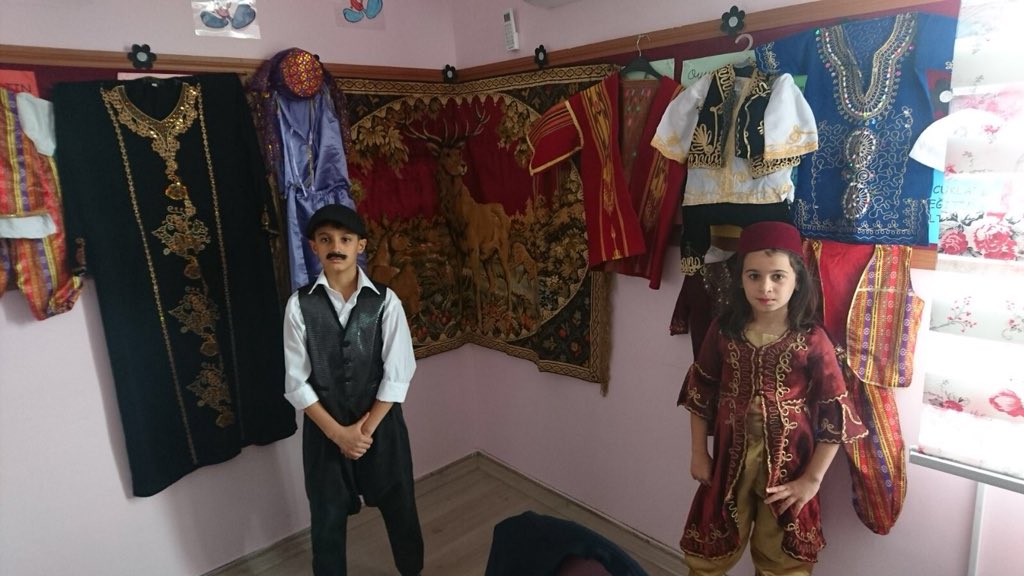 #farkliyizogretmeniz Gaziantep Şahinbey Kurtuluş İlkokulu olarak sınıfımızı bazen konser salonu, bazen sergi salonu yaparak öğrenmede farkındalık oluşturabiliyoruz