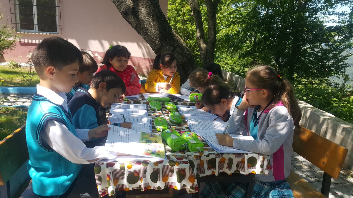 Kadriye_Yildirm's tweet photo. #farklıyızogretmeniz Ordu/Korgan..suyun üzerinde boyaları dans ettirmek. Yaylalara çikip en güzel çiçekleri toplamak. Sınıfi disariya tasimak.:) https://t.co/PEGtE4pxOf