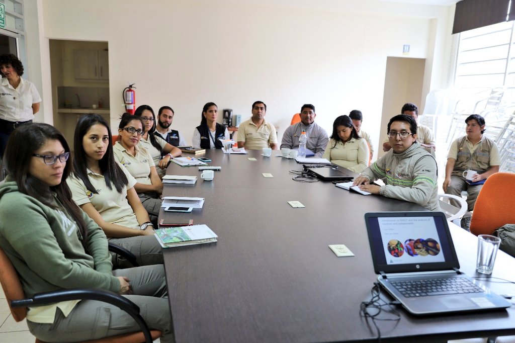 ABG_galapagos's tweet photo. Linda Stolker y Leendert Van Ginkel pertenecen a @WURrikilt la cual presta su colaboración la universidad @UniWageningen. #Rikilt es un instituto de referencia encargado de la calidad de los resultados para determinación de análisis en contaminantes. https://t.co/IkoKaZ2yeK