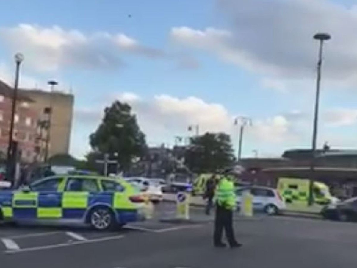 Glimpseposts's tweet image. People treated after 'explosion' at Tube station in north London:VIEW MORE-bit.ly/2MG0g4X