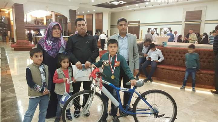 #farkliyizogretmeniz Gaziantep Şahinbey Düztepe İlkokulu HADİS yarışmasıda Gaziantep İl Birinci öğrencimiz. M. Ali Solmaz. <a href="/Yusuf__Tekin/">Yusuf Tekin</a> <a href="/cengizmete/">Cengiz Mete</a> <a href="/yasintepe/">Yasin TEPE</a>