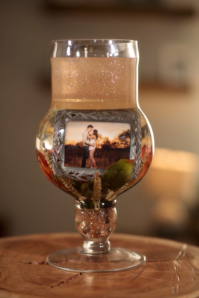EmpressiveC's tweet photo. Candles, photos and flowers, been there, done that 😏 but combine them into one beautifully crafted piece and you’ve got a winner 😃 https://t.co/A7FCK2GE85