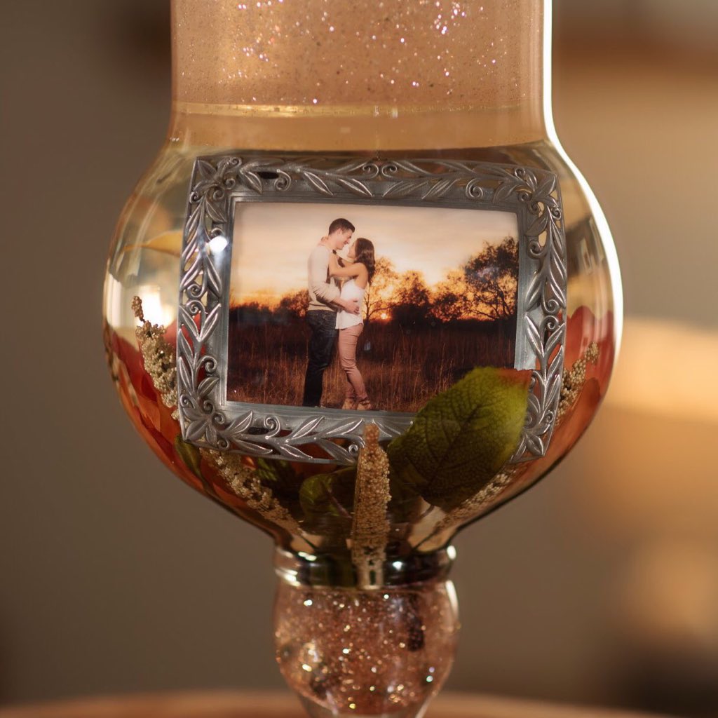 EmpressiveC's tweet photo. Candles, photos and flowers, been there, done that 😏 but combine them into one beautifully crafted piece and you’ve got a winner 😃 https://t.co/A7FCK2GE85