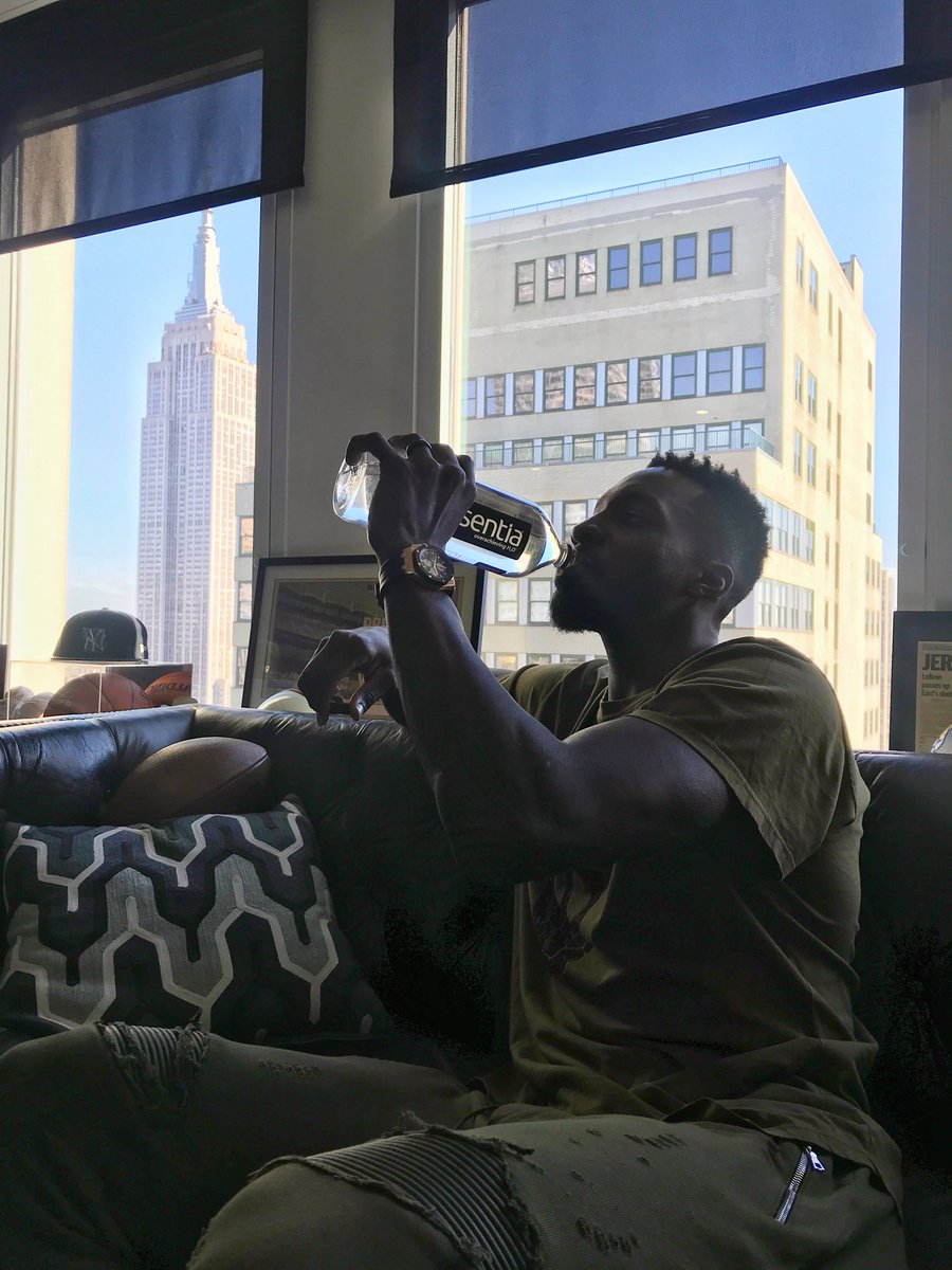 📍 NYC 88° @essentiawater #drinkingform