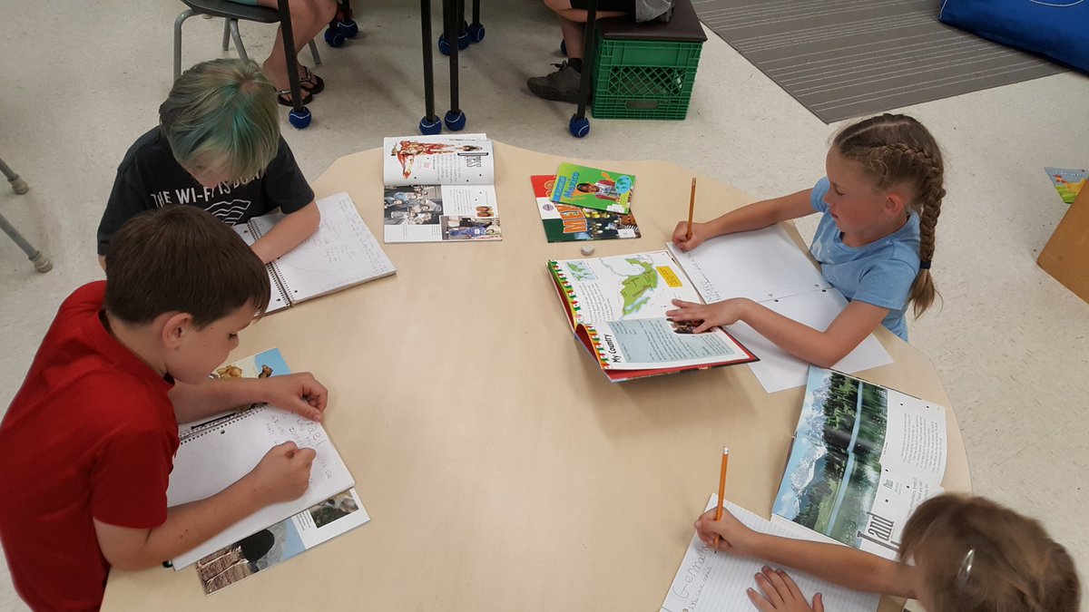 TheresaPallett's tweet photo. Researchers, evaluators and editors about a global community of their choice in 2P @HPEDSB_POW Questioning what they read to learn more! #engagedandexcited https://t.co/ZUZPfMoX44