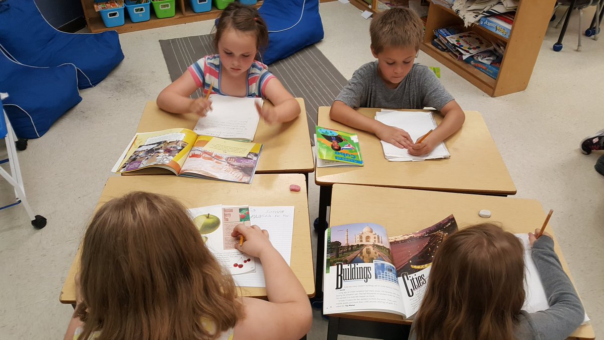 TheresaPallett's tweet photo. Researchers, evaluators and editors about a global community of their choice in 2P @HPEDSB_POW Questioning what they read to learn more! #engagedandexcited https://t.co/ZUZPfMoX44