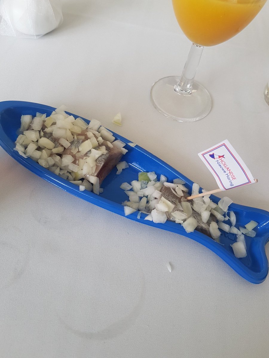 Vanmiddag namens de @GemEemsmond de opening verricht vd traditionele haringparty in de #Eemshaven, waar tevens werd aangekondigd dat de BBE en de SBE zullen fuseren. Beroep gedaan op samenwerking tussen de 3 havens (incl Lauwersoog dus) en hun bedrijfsleven. #samennogsterker