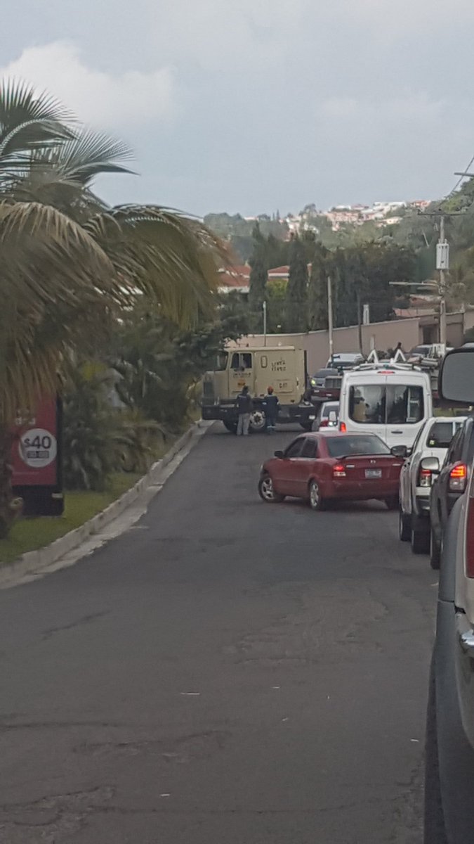 FredArevaloC's tweet photo. PNC tránsito veni https://t.co/ZIIuCmtdp6