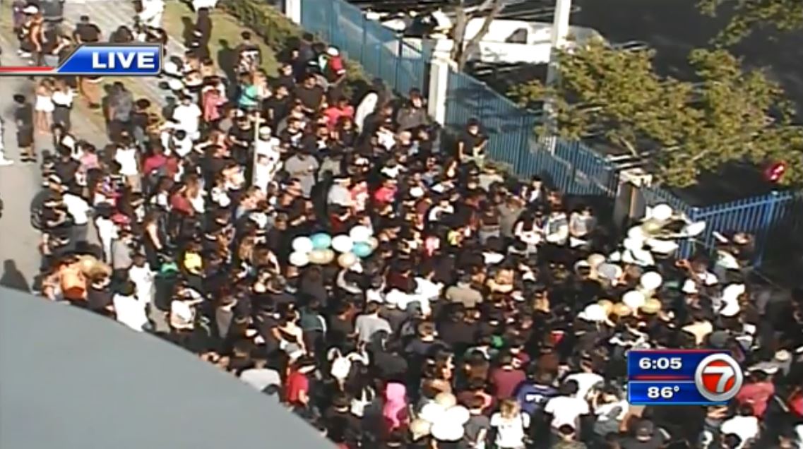 OfficialJoelF's tweet image. HAPPENING NOW: Several hundred fans at the vigil for XXXTentacion in Deerfield Beach