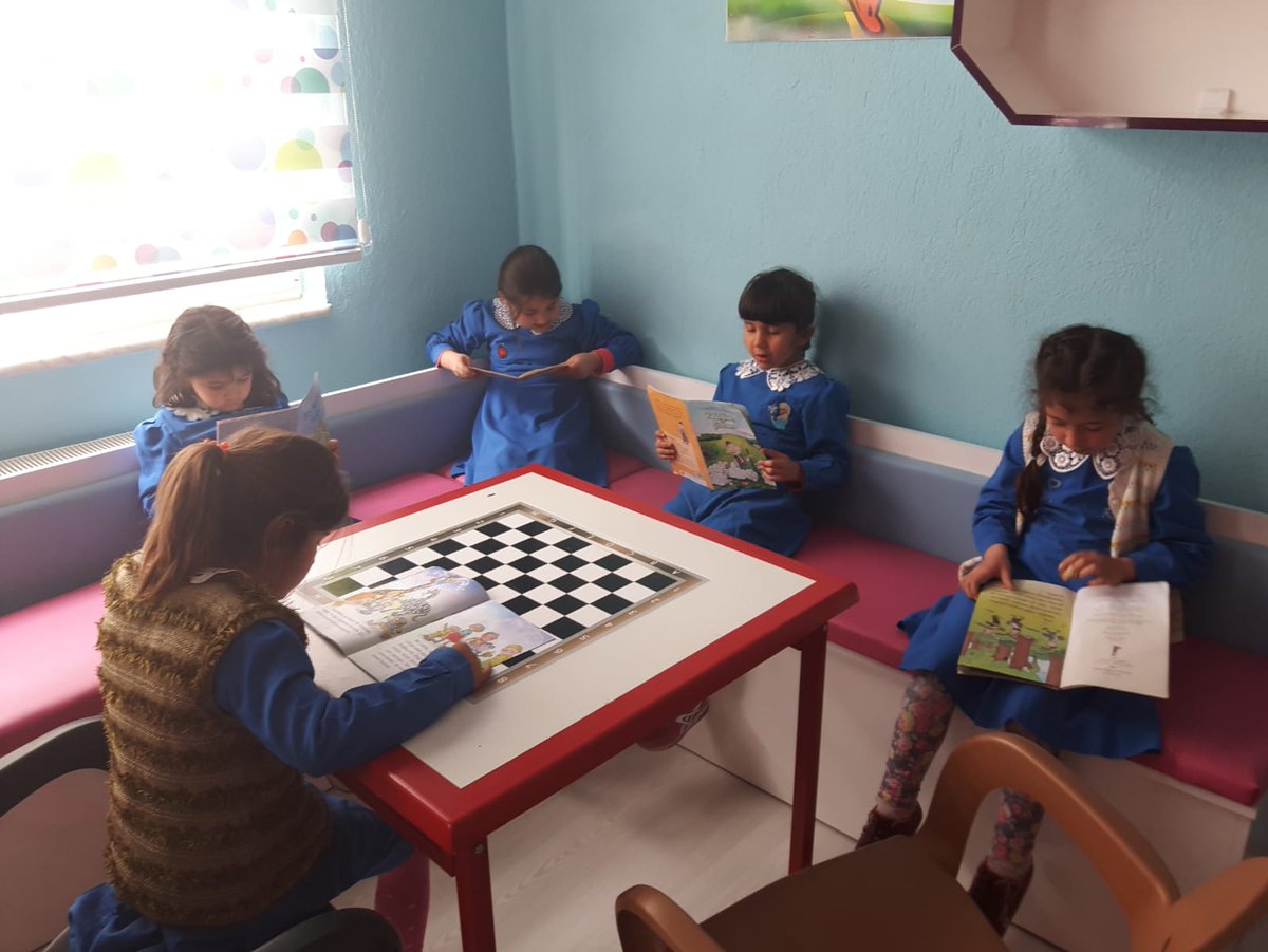 #farkliyizogretmeniz  kütüphanemizde okuma saati.