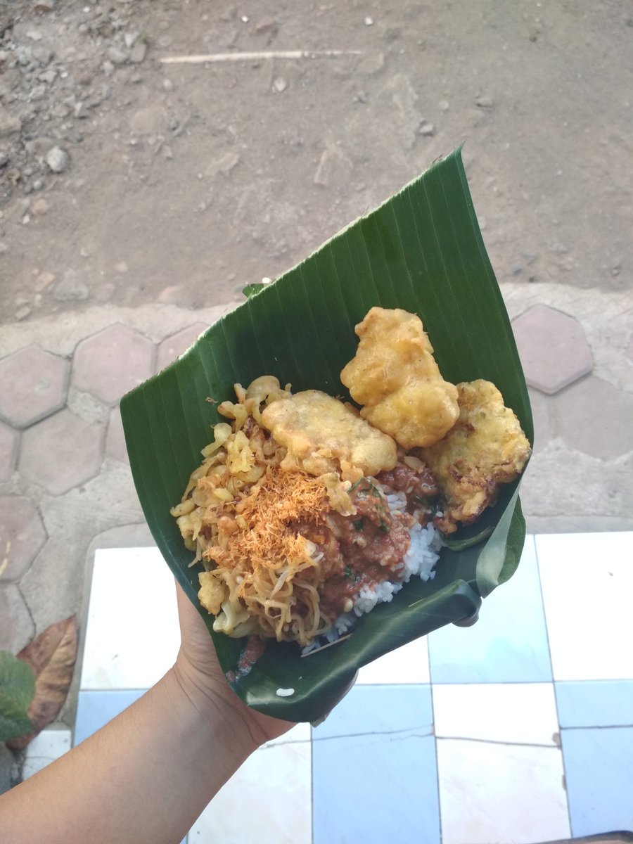 supernovin's tweet photo. Setiap pulang ke Cepu, pasti sarapan sego pecel jualan bulek sendiri dekat pasar Kapuan, Cepu. Ini godong jatinya dah abis, jadi diganti godong gedang tapi rasane tetep cihuy! https://t.co/sI0tFKJIID