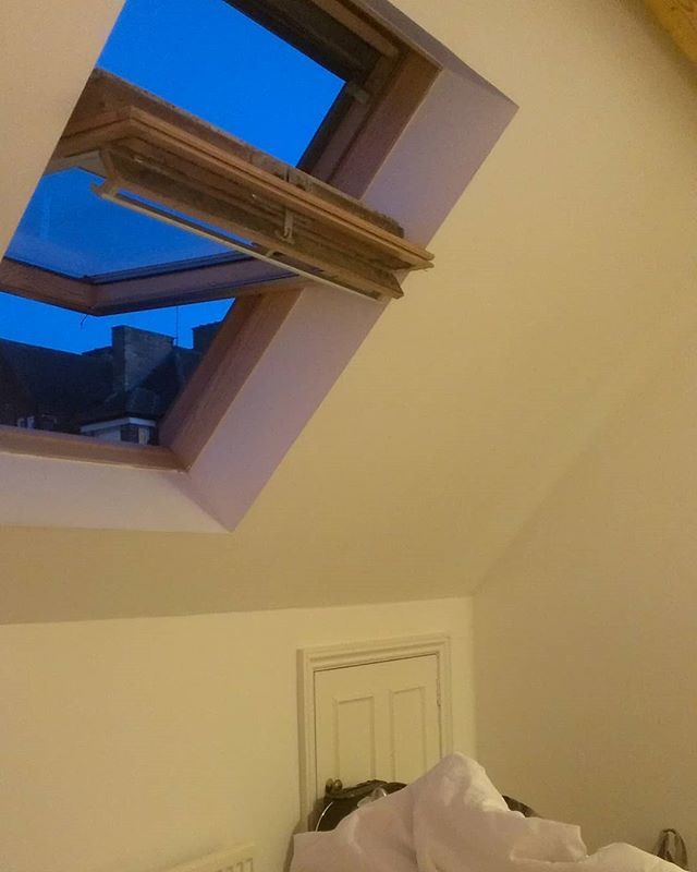 SamiRuthHall's tweet photo. #skylight #skywindow wTch the sky while in bed i want one of these fitted at home i always have windows open even if its cold https://t.co/MxrSI5ynLf