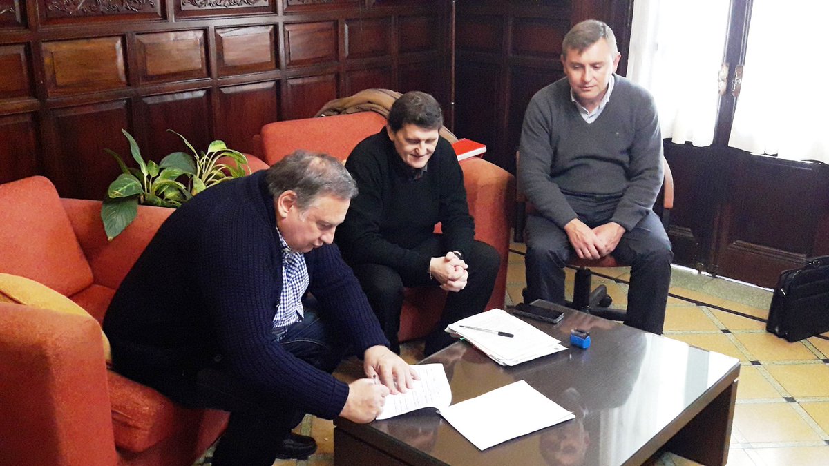 ReporteMisiones's tweet photo. Se firmó un nuevo convenio del Programa Provincial de Equipamiento Vial para Municipios https://t.co/2l91H4O5Li #ReporteMisiones #Misiones #Posadas #CampoGrande #Codeim #maquinaria #convenio https://t.co/2BOz1HihLT