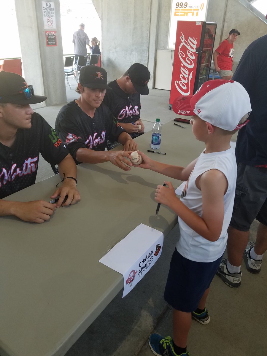 Having fun at the autograph session <a href="/CarolinaMudcats/">Carolina Mudcats</a> All-star game. #mudcatsfun