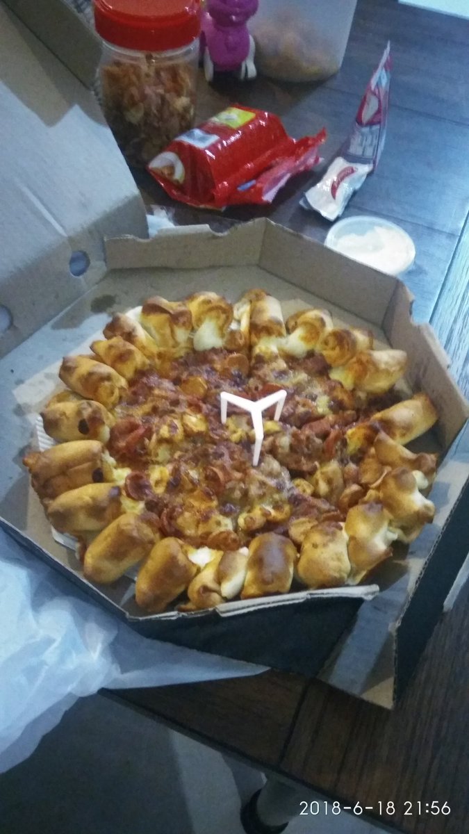 PaskaRastaman's tweet photo. Pizza.. 😂 https://t.co/5kR6DJcv3Y