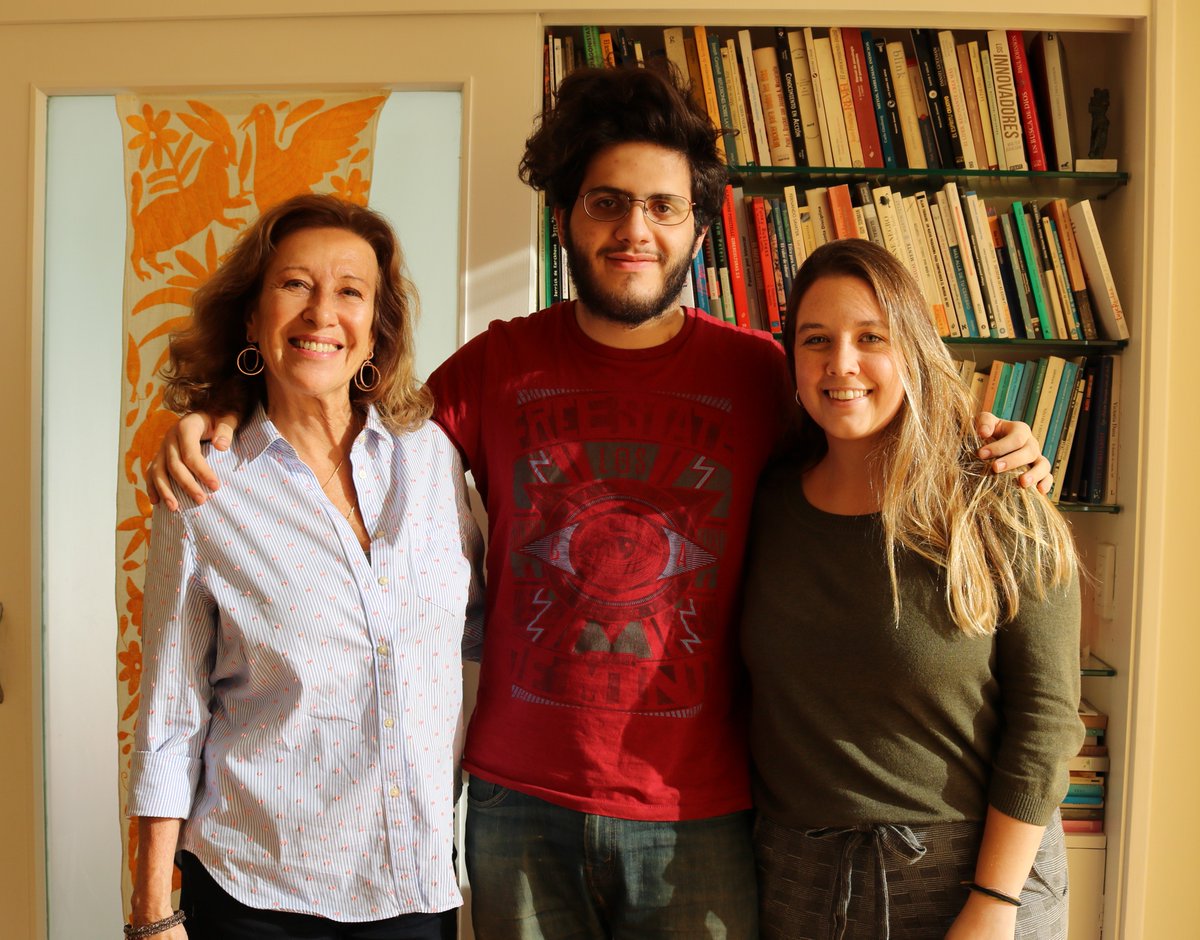 soniaabadienred's tweet photo. Estos días estuvimos grabando un vídeo sobre redes para el Curso Virtual de la Secretaría de DD.HH de Salta junto a Alex Freixá Kalwill, nuestro productor audiovisual y Sofía Anderson nuestra asistente de comunicación. Gran equipo!! 📸🎙️🎚️👍 @AvalosClelia https://t.co/sfob9ZAPtW