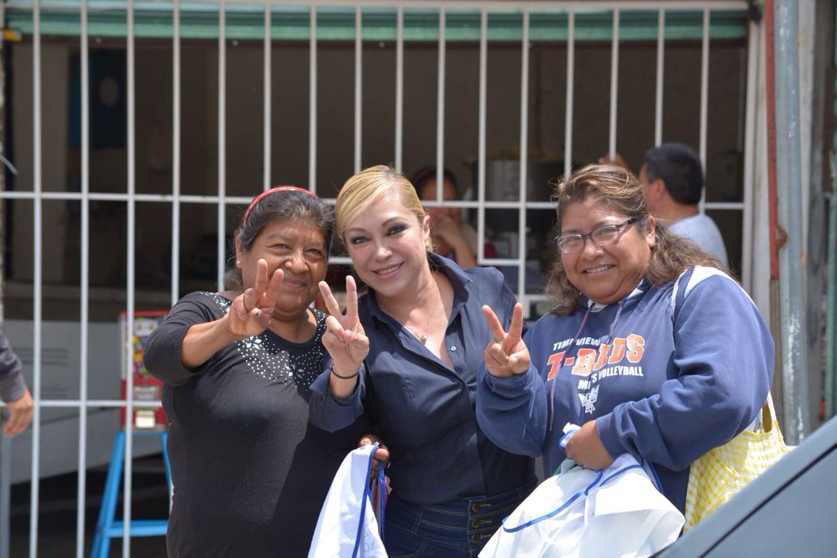 AnaBalderasMx's tweet photo. ¡Estamos a 9 días del triunfo!, seguimos recorriendo las calles de #Atizapán, entregando propuestas a casas y comercios, saludando y recibiendo muestras de cariño de los atizapenses, cada vez somos más y estoy convencida que este proyecto es la mejor opción para nuestro municipio https://t.co/Tsjmq6ccz7