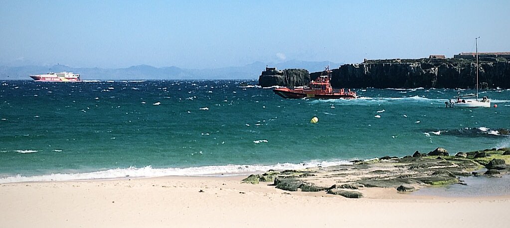 mariluzrs's tweet photo. Tarifa Jet de fondo y Salvamar Arcturus remolcando un velero a la deriva ⚓️ https://t.co/yyDQ1zbH6p