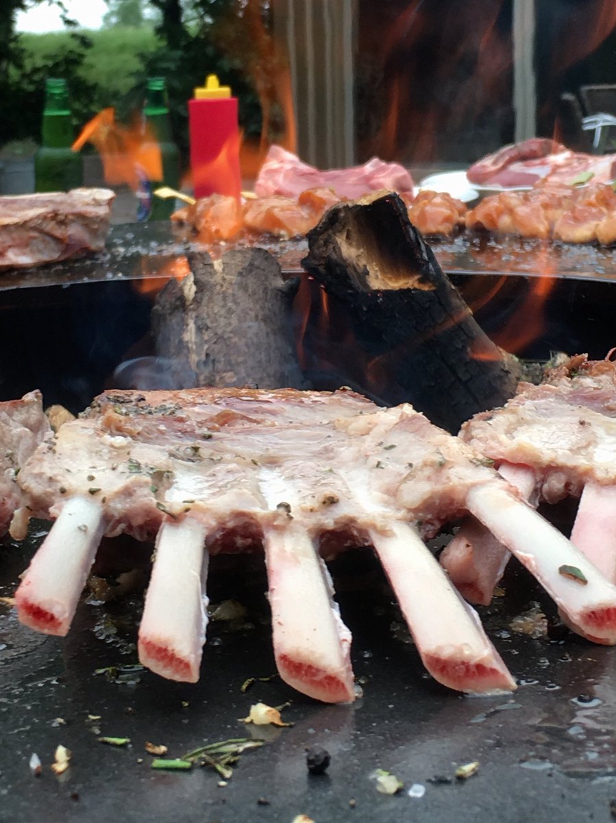 patrickbraat's tweet image. Smaak sensatie houtgestookte buitenring verwarmt tot 400° #bbq #qfor Nagaren of temperen op eikenhouten plank