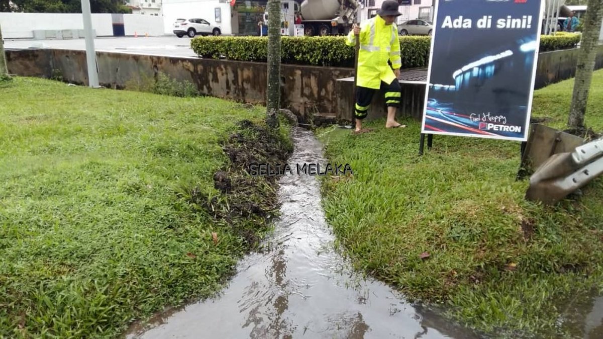 SSSSB_Melaka's tweet photo. 20.6.2018

FT019 Lebuh AMJ
FT142 Jln Melaka - Batu Berendam
#MelakaTengah @JKRMelakaTengah 

#EmergencyTeamSelia perbesar scupper drain &amp; bersih weep hole alirkan air bertakung

《Laluan Kini Bebas Halangan》

#ZeroPonding sasaran kami

#SeliaGroup #ZonSelatan #MelakaBerWibawa https://t.co/HvkQygtwGi