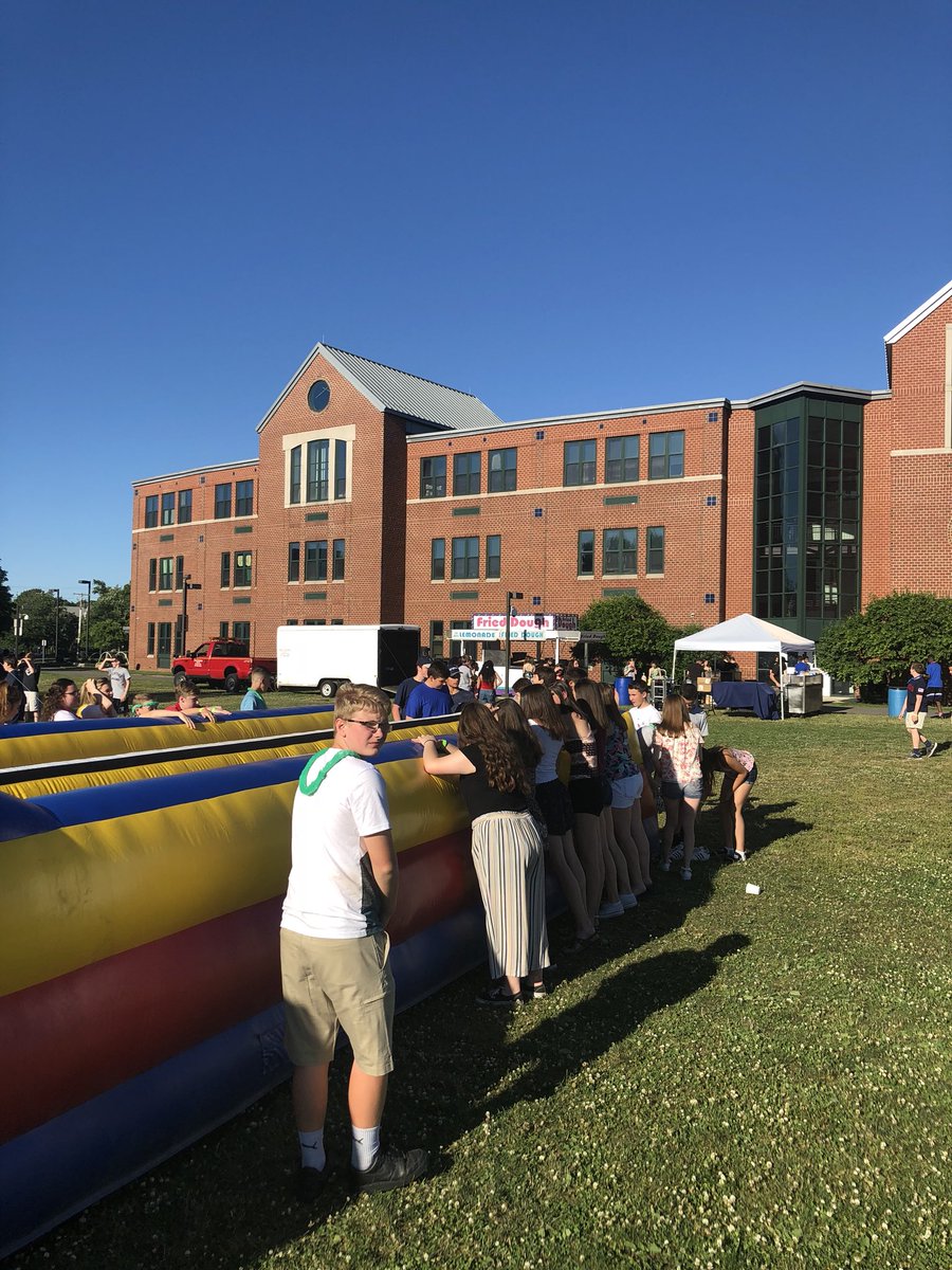 AndrewsMiddle's tweet photo. We having a blast at our AMS 8th grade End of Year party. https://t.co/ZAx16Qklex